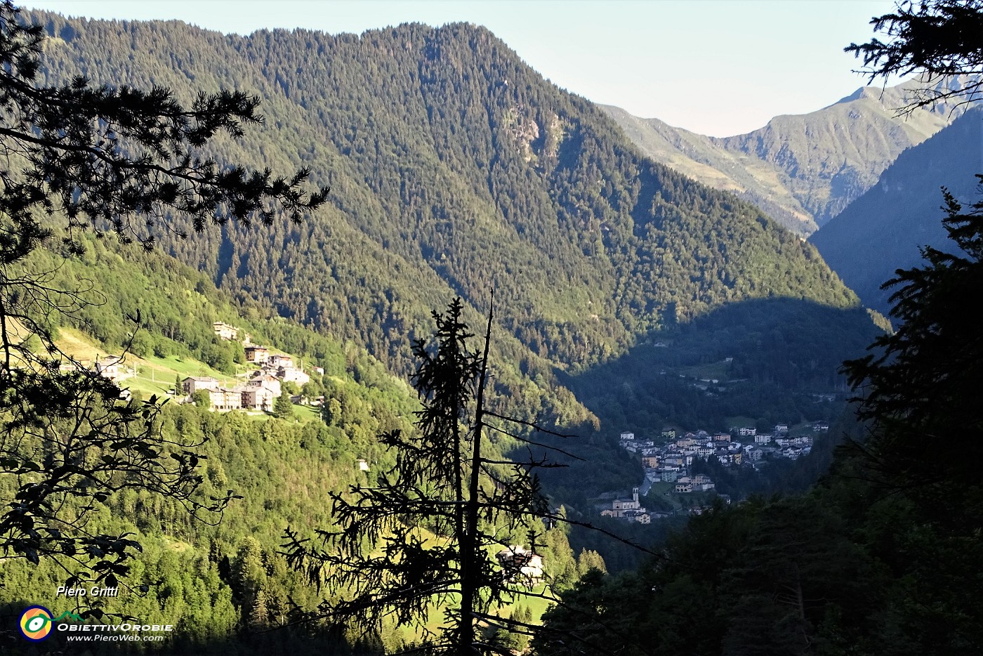 23 Pochissime finestre panoramiche, qui una verso Mezzoldo.JPG